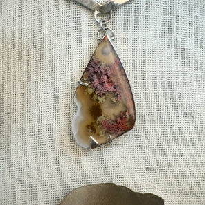 Collier-manchette pittoresque en agate mousse